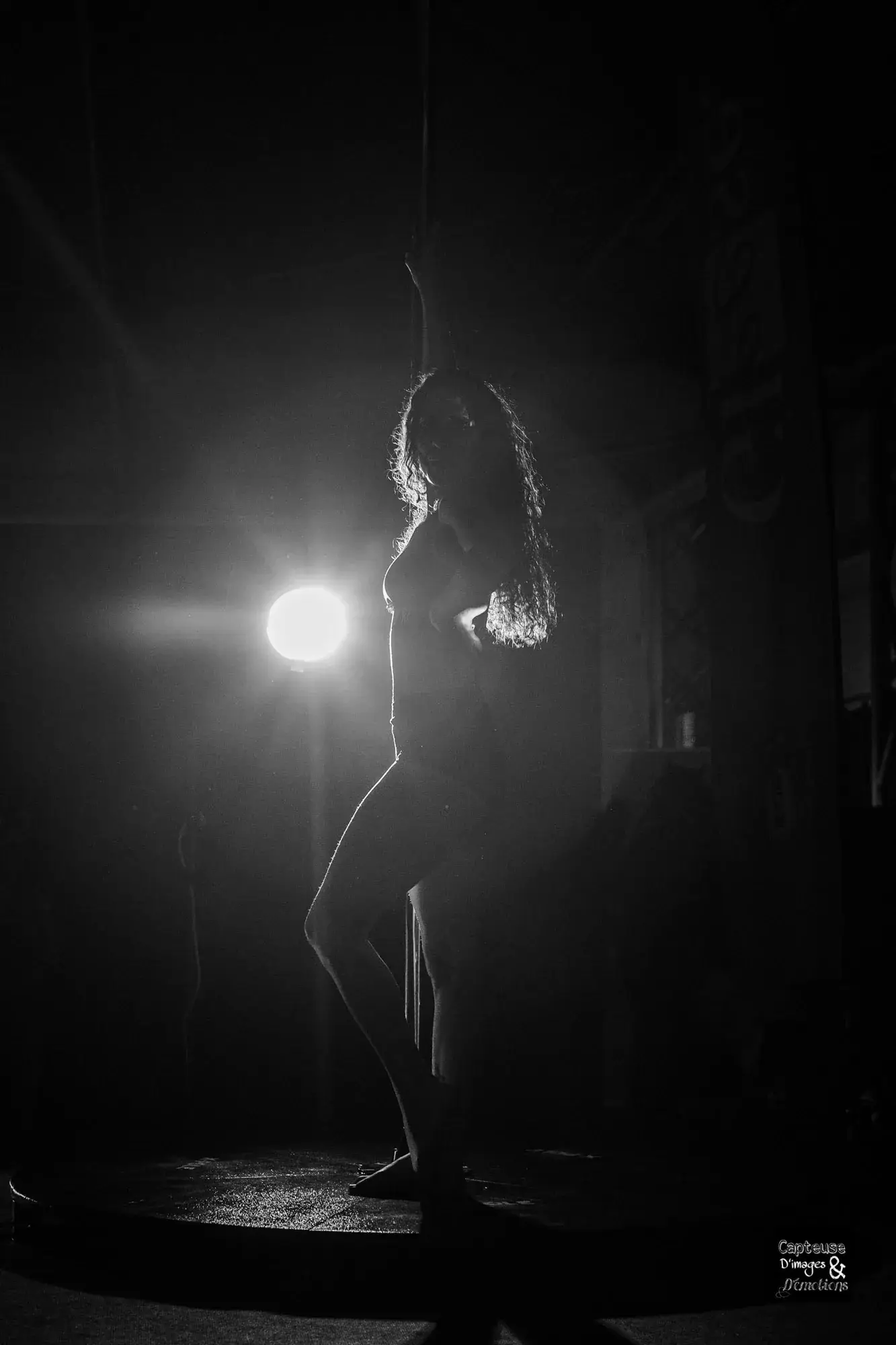 Silhouette d'artiste en contre-jour sur scène