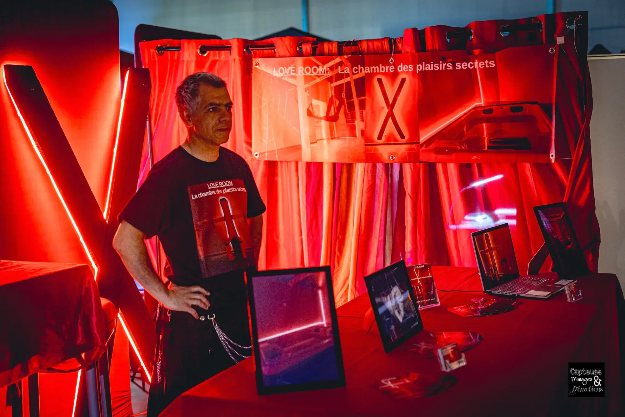 Stand d'exposant sous néons rouges